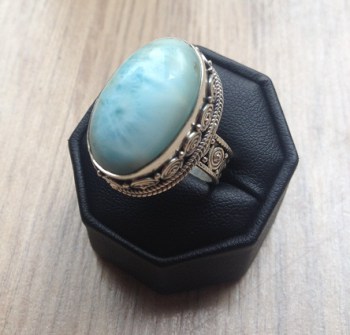 Zilveren edelsteen ring Larimar in bewerkte setting 17.3 mm.